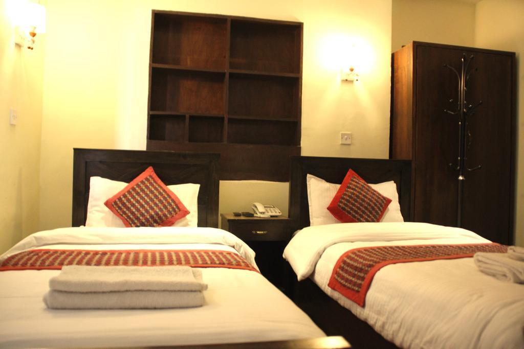 Hotel Peace N Park Catmandu Quarto foto