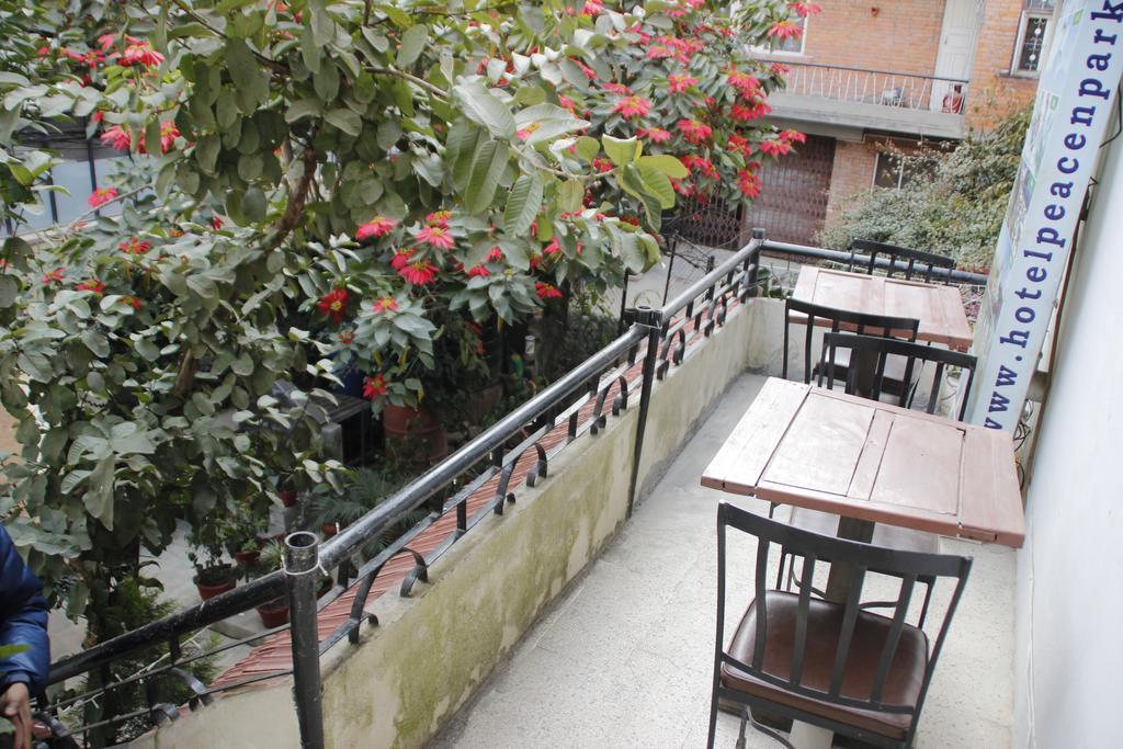 Hotel Peace N Park Catmandu Exterior foto