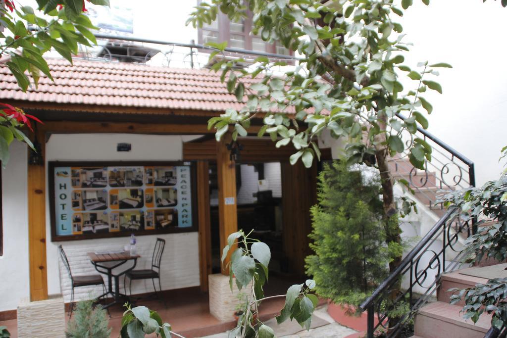 Hotel Peace N Park Catmandu Exterior foto