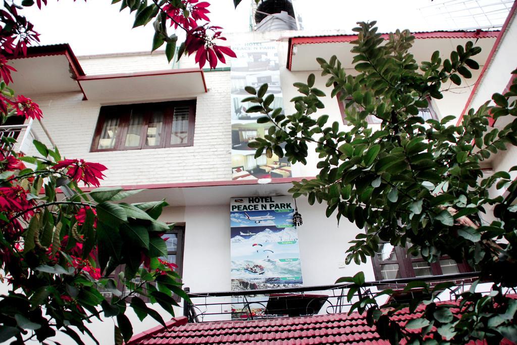 Hotel Peace N Park Catmandu Quarto foto