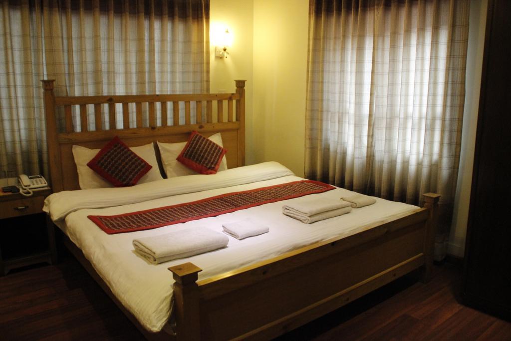 Hotel Peace N Park Catmandu Quarto foto