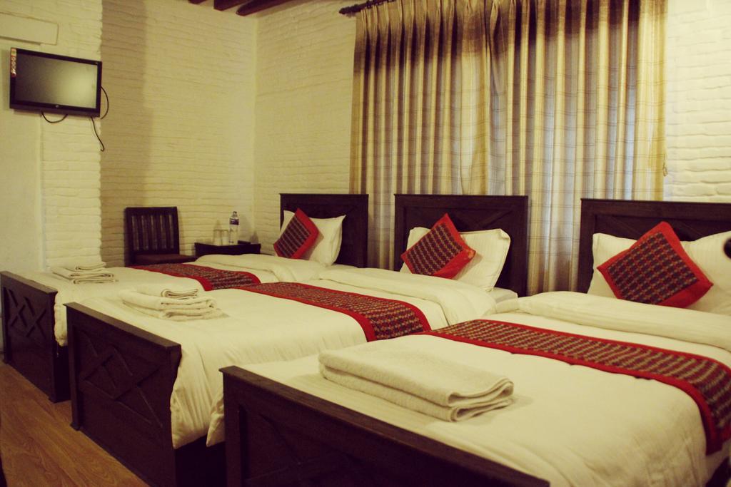 Hotel Peace N Park Catmandu Quarto foto