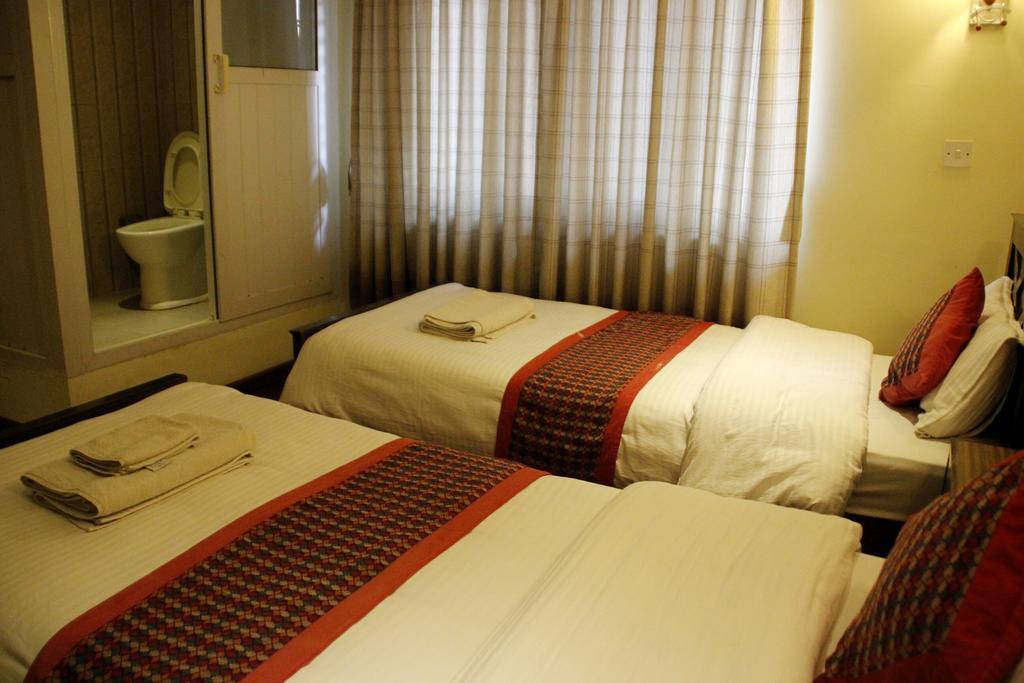Hotel Peace N Park Catmandu Quarto foto